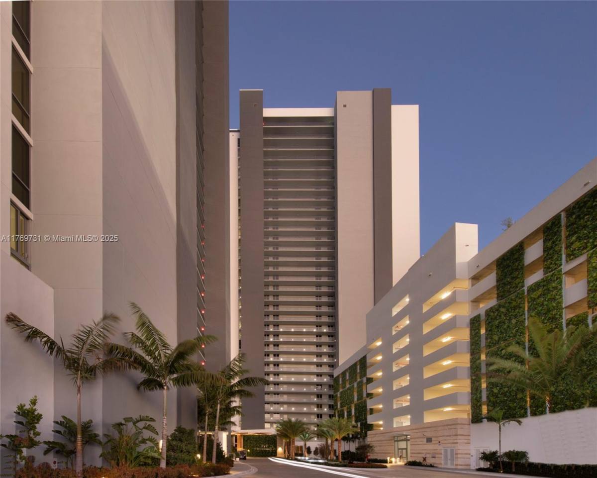 Apartment for rent at 16385 Biscayne Blvd, North Miami Beach, FL 33160