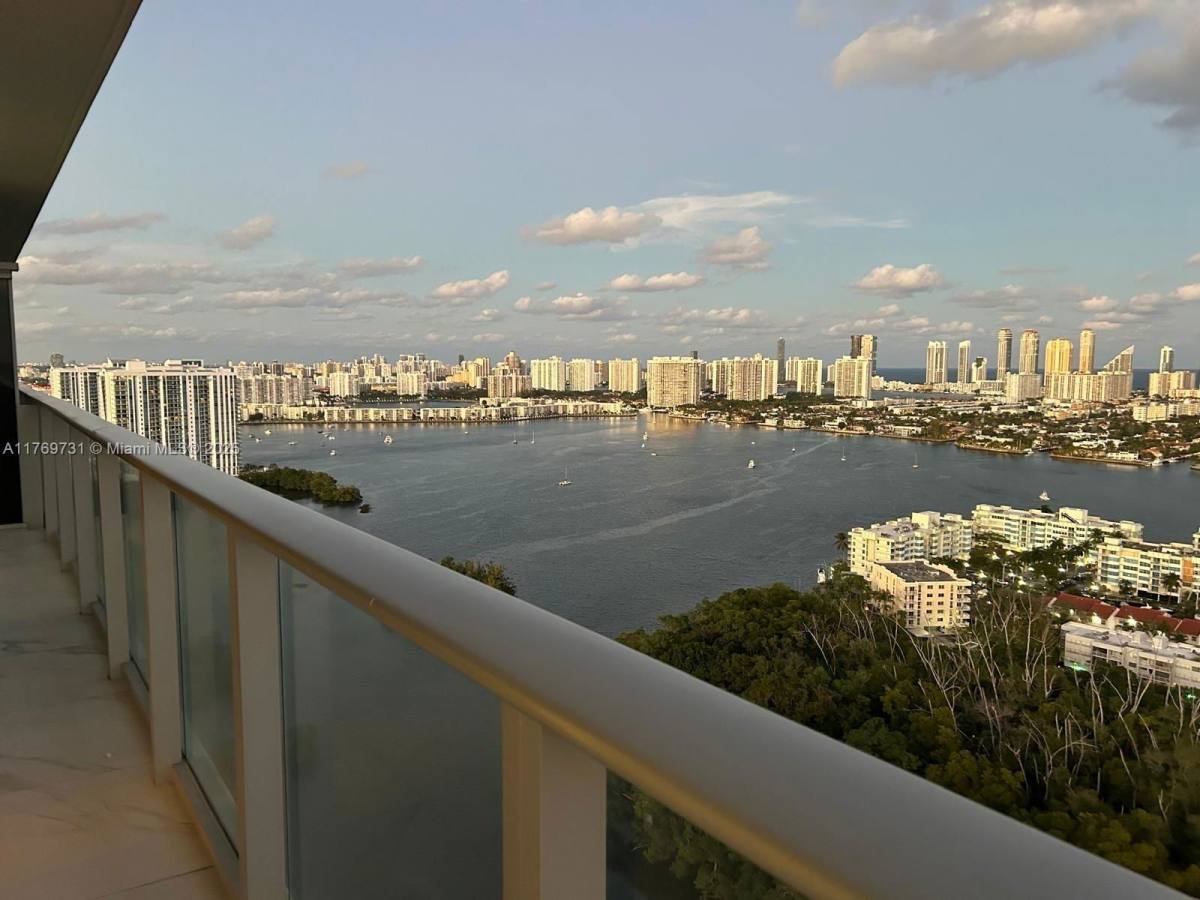 Apartment for rent at 16385 Biscayne Blvd, North Miami Beach, FL 33160