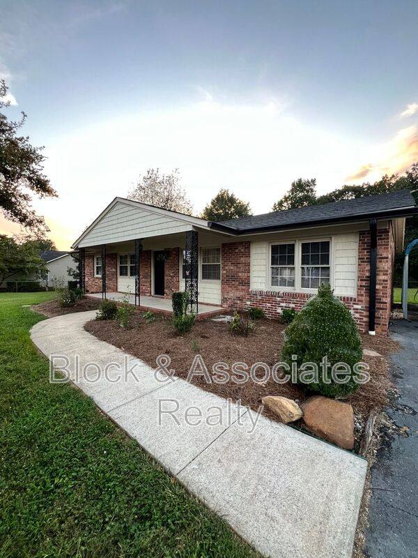 House for rent at 712 Lake Dr, Kernersville, NC 27284