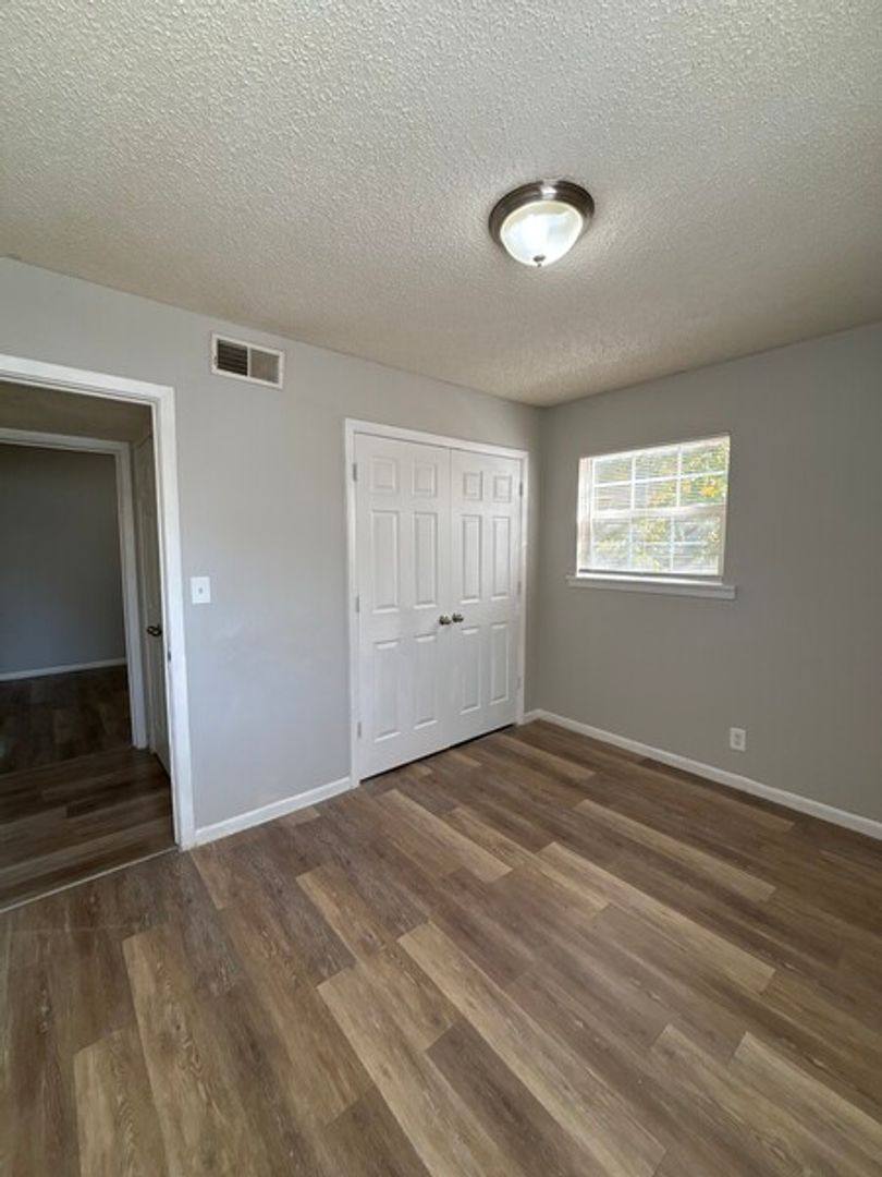 Apartment for rent at 2014 S Elm St, Pittsburg, KS 66762