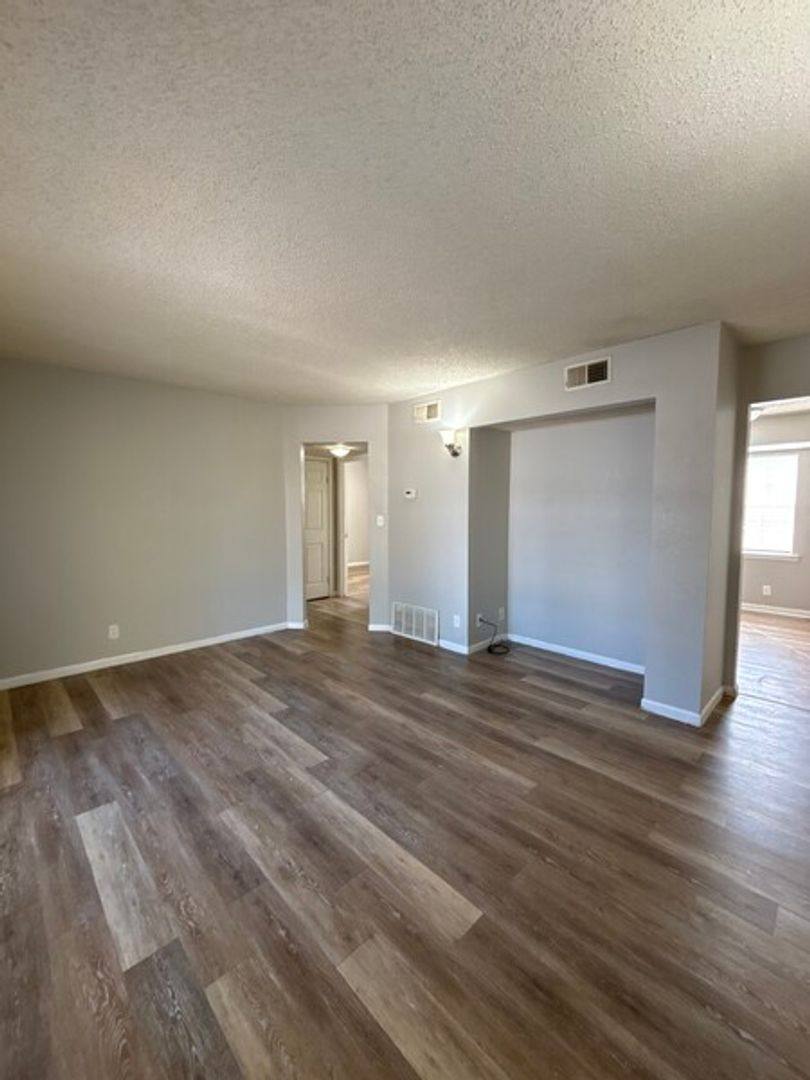 Apartment for rent at 2014 S Elm St, Pittsburg, KS 66762
