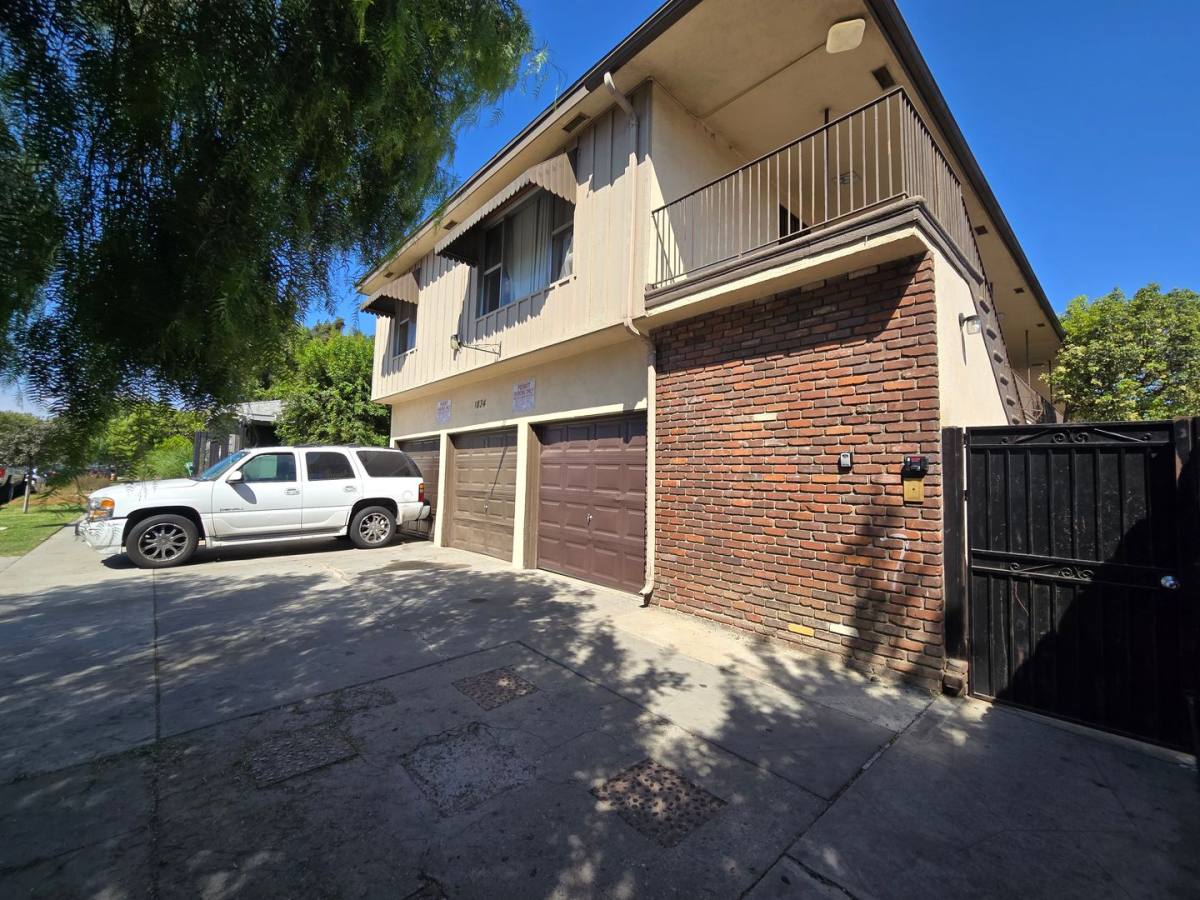 Apartment for rent at 1834 Pine Ave, Long Beach, CA 90806