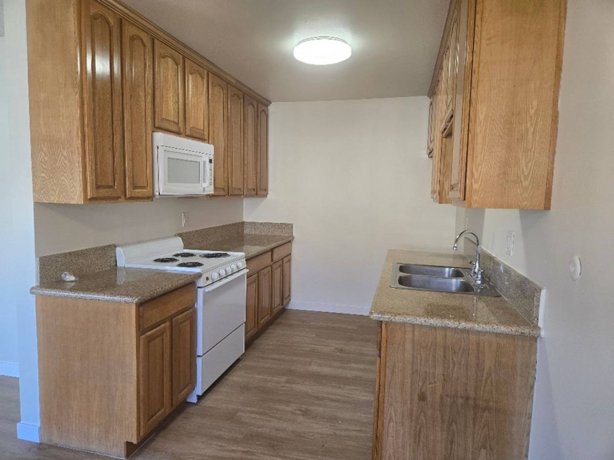 Apartment for rent at 18400 Collins St, Tarzana, CA 91356