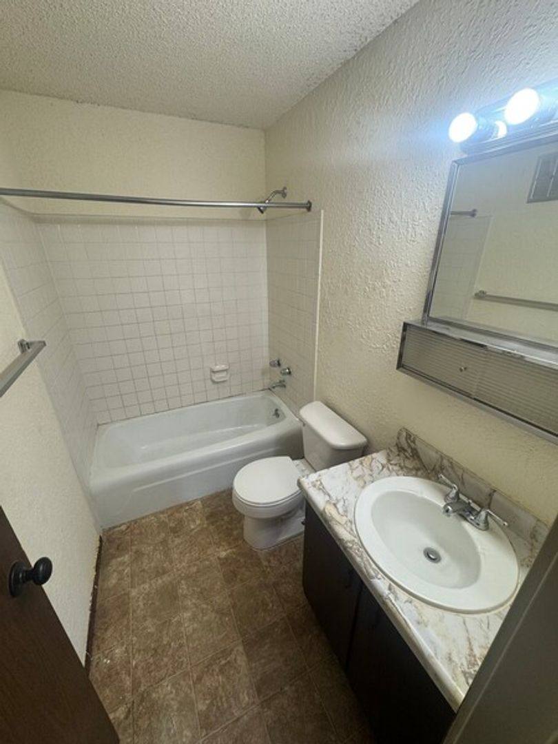 Apartment for rent at 1451 Pineville Rd, Neosho, MO 64850