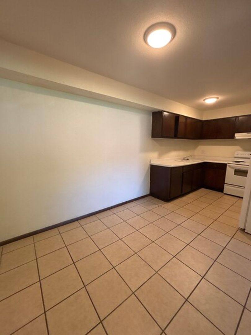 Apartment for rent at 1451 Pineville Rd, Neosho, MO 64850