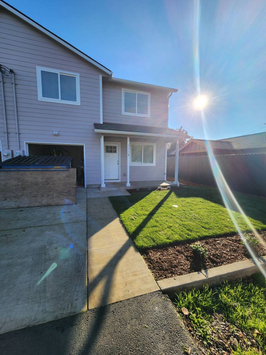 Apartment for rent at 1118 & 1122 6th Ave SE, Albany, OR 97322