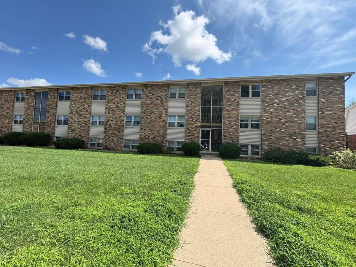 Apartment for rent at 309-311 Robinhood, Bloomington, IL 61701