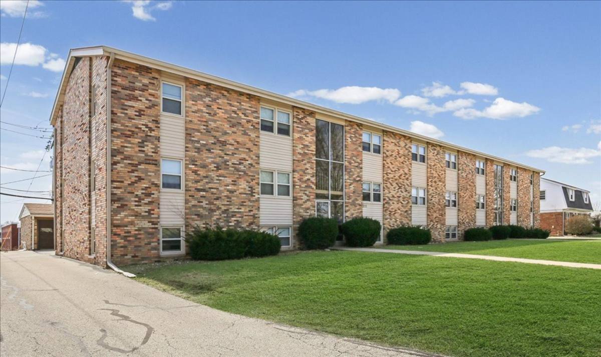 Apartment for rent at 309-311 Robinhood, Bloomington, IL 61701