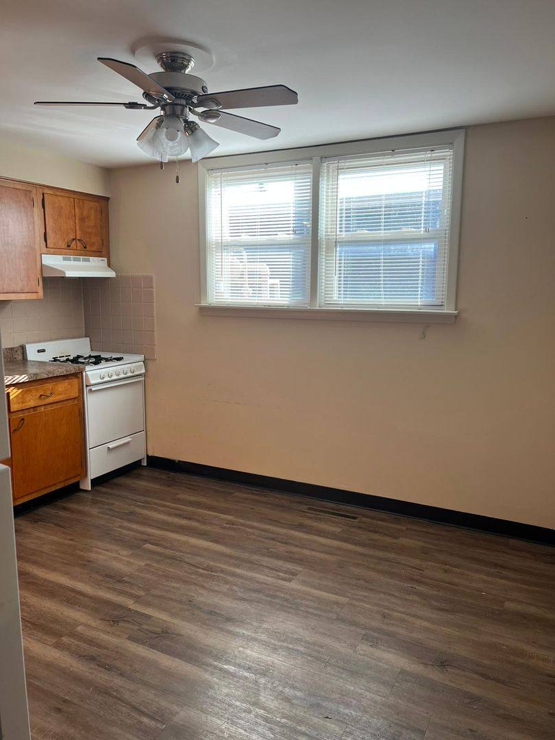 Apartment for rent at 309-311 Robinhood, Bloomington, IL 61701