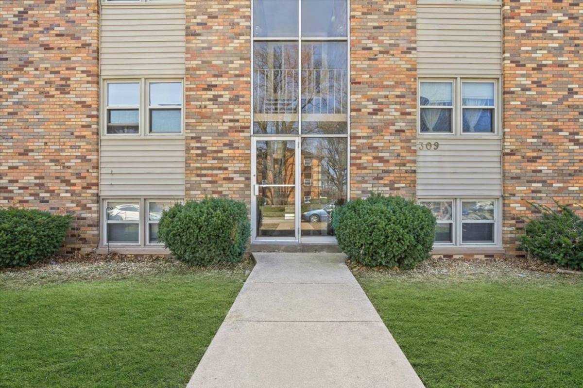 Apartment for rent at 309-311 Robinhood, Bloomington, IL 61701