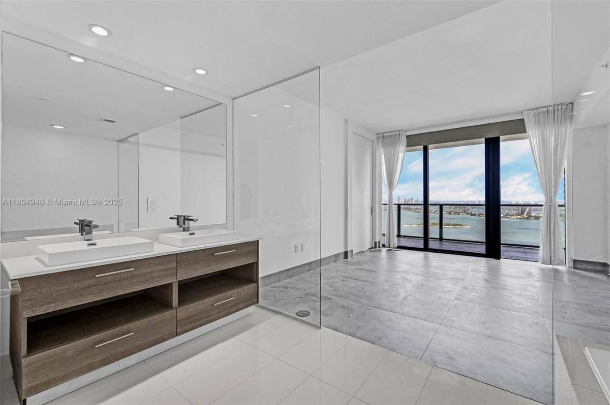 Apartment for rent at 650 NE 32nd St #4102, Miami, FL 33137