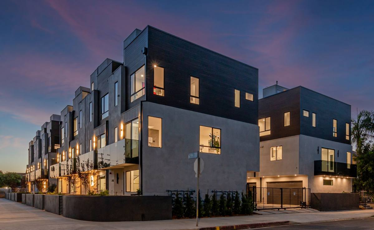 Apartment for rent at 18301 Collins St, Tarzana, CA 91356