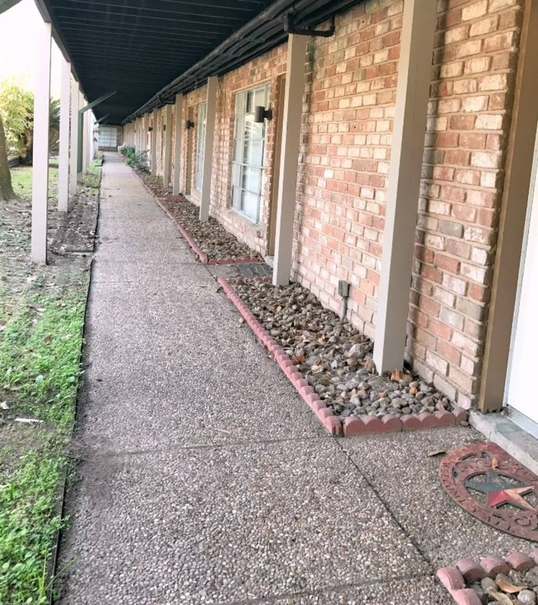 Apartment for rent at 200 Damon Dr, West Columbia, TX 77486