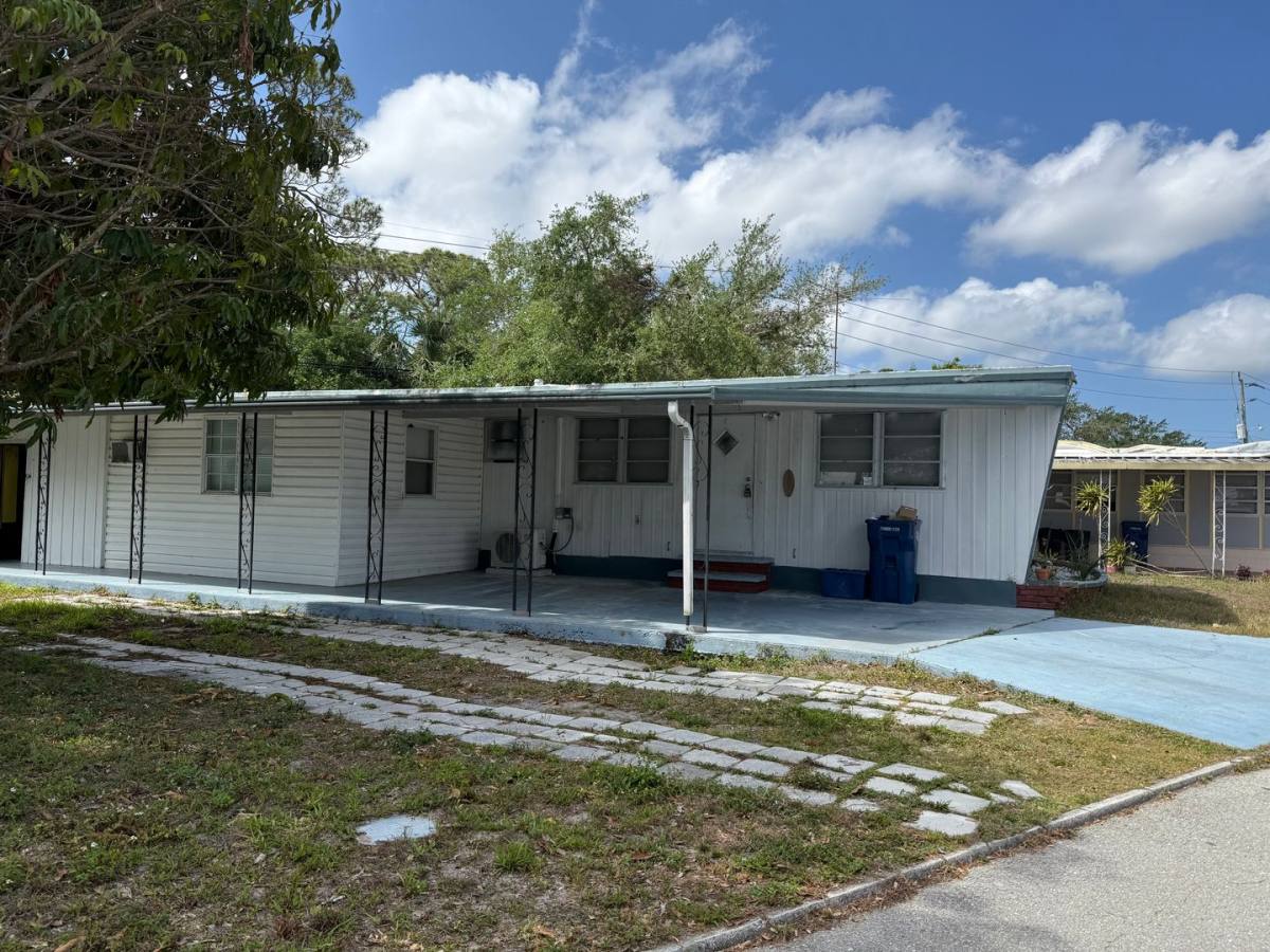 Apartment for rent at 106 52nd Ave Plaza W, Bradenton, FL 34207