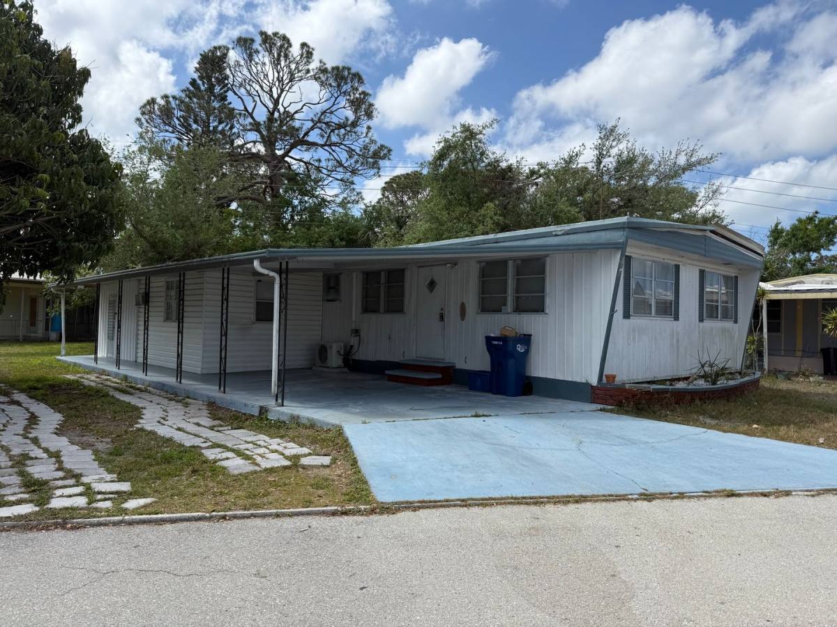 Apartment for rent at 106 52nd Ave Plaza W, Bradenton, FL 34207