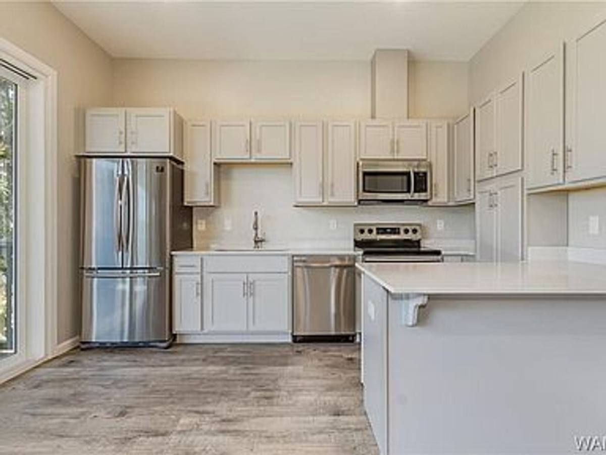 Apartment for rent at 1004 Elmwood Dr, Tuscaloosa, AL 35401