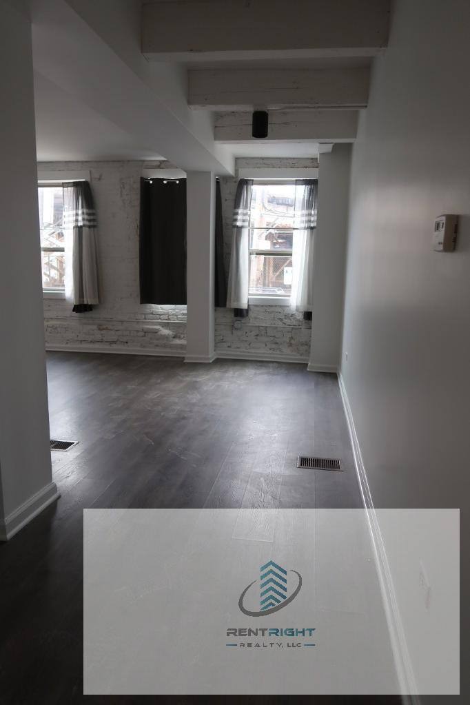 Apartment for rent at 932 W Dakin St #303, Chicago, IL 60613
