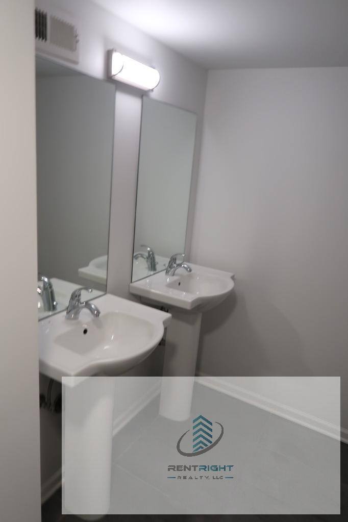 Apartment for rent at 932 W Dakin St #303, Chicago, IL 60613