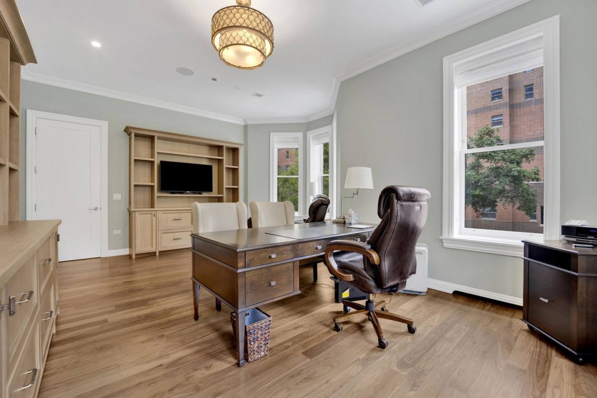 House for rent at 103 E Chestnut St #103, Chicago, IL 60611