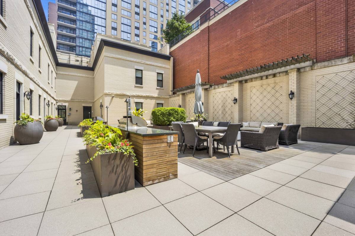 House for rent at 103 E Chestnut St #103, Chicago, IL 60611