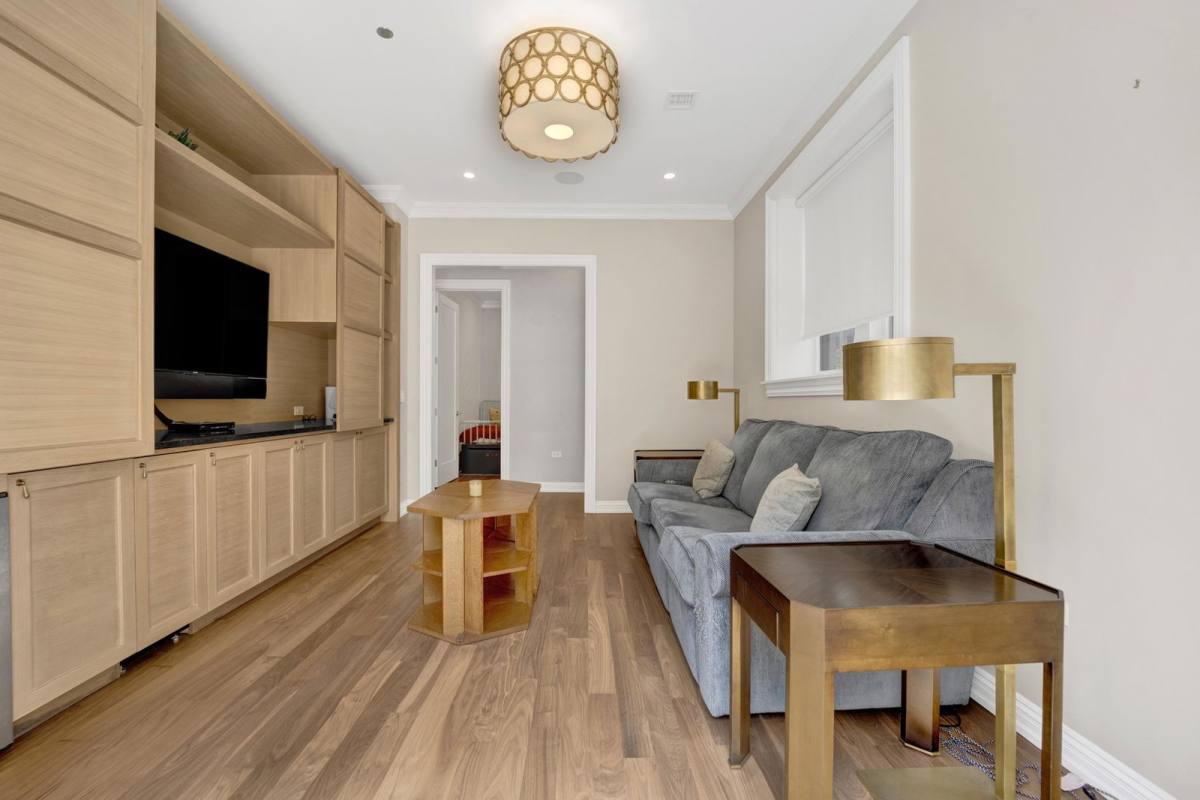 House for rent at 103 E Chestnut St #103, Chicago, IL 60611