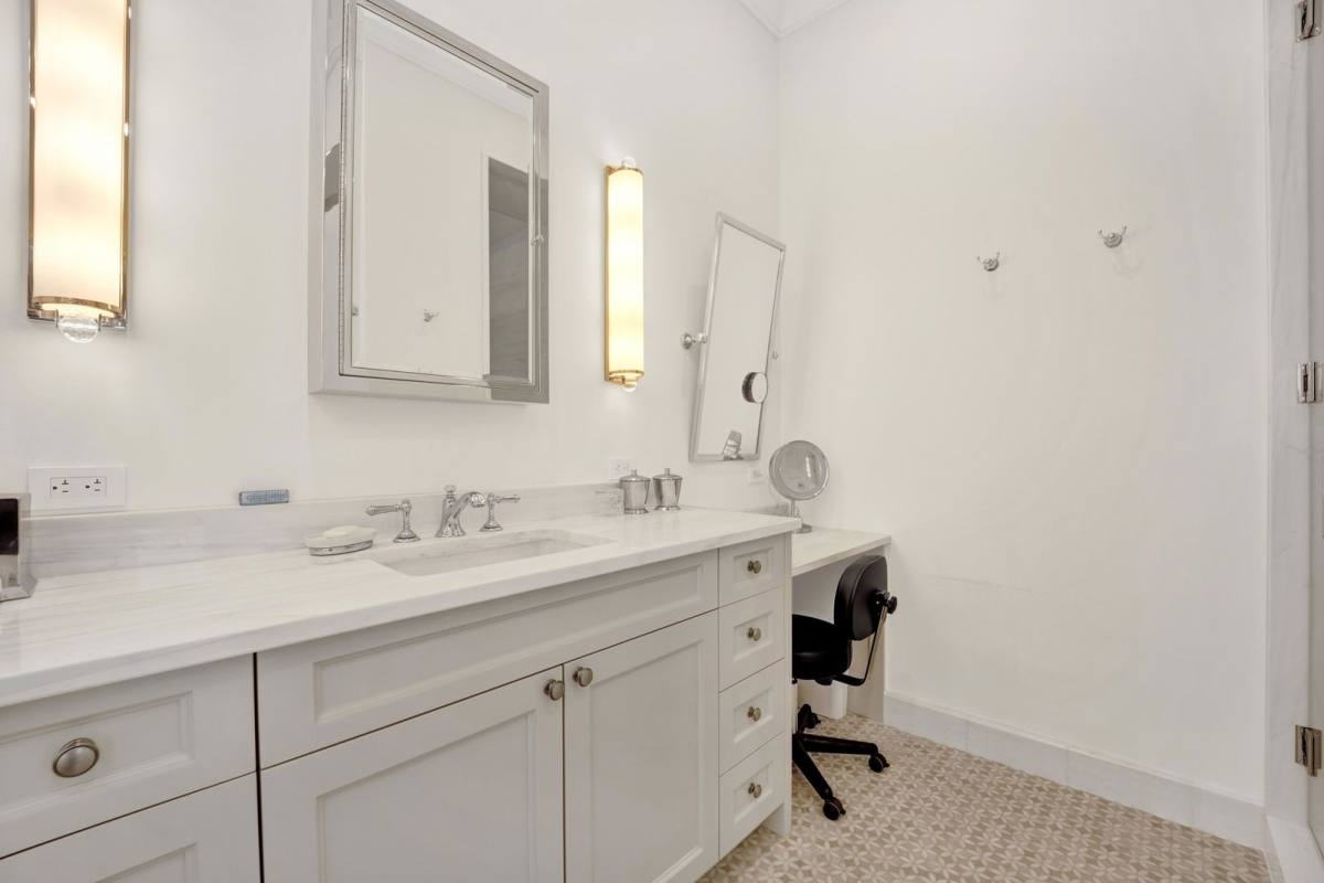 House for rent at 103 E Chestnut St #103, Chicago, IL 60611