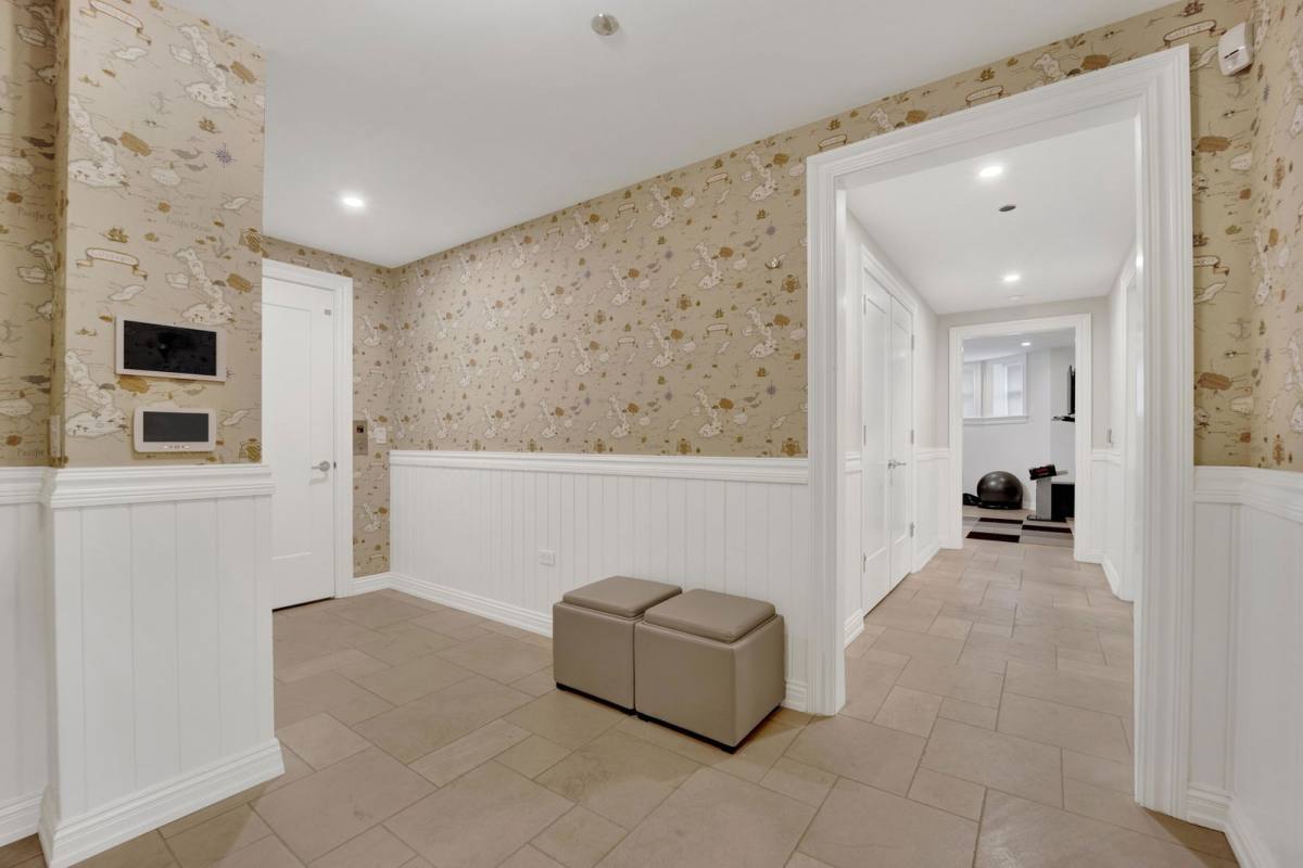 House for rent at 103 E Chestnut St #103, Chicago, IL 60611