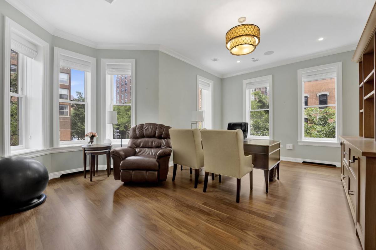 House for rent at 103 E Chestnut St #103, Chicago, IL 60611