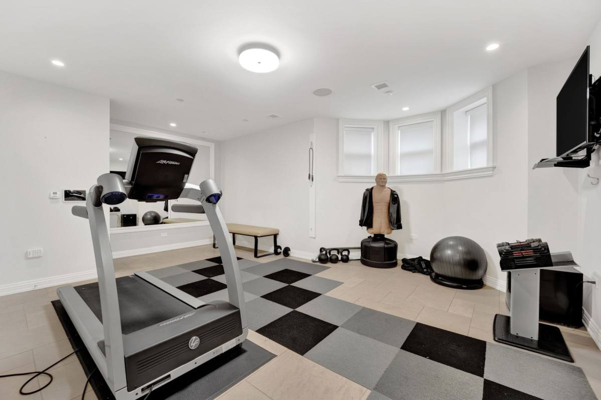 House for rent at 103 E Chestnut St #103, Chicago, IL 60611
