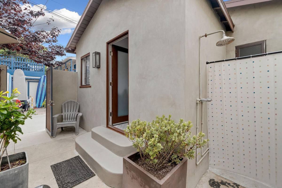 Apartment for rent at 726 Palm Dr #BAREFOOT Bungalow, Hermosa Beach, CA 90254