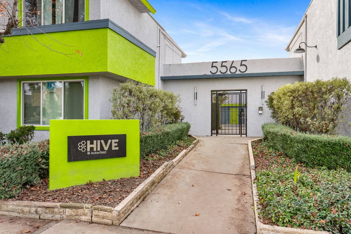 Apartment for rent at 5565 Ackerfield Ave, Long Beach, CA 90805