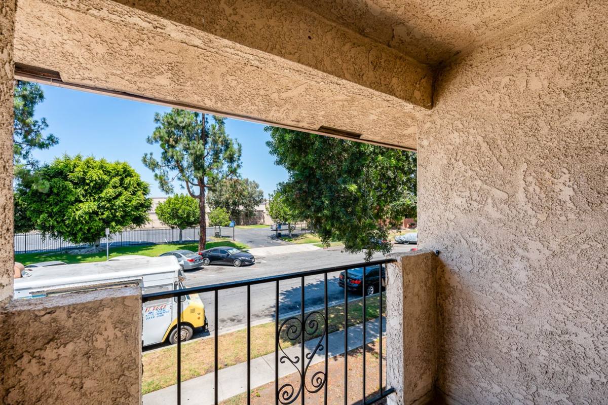Apartment for rent at 5565 Ackerfield Ave, Long Beach, CA 90805