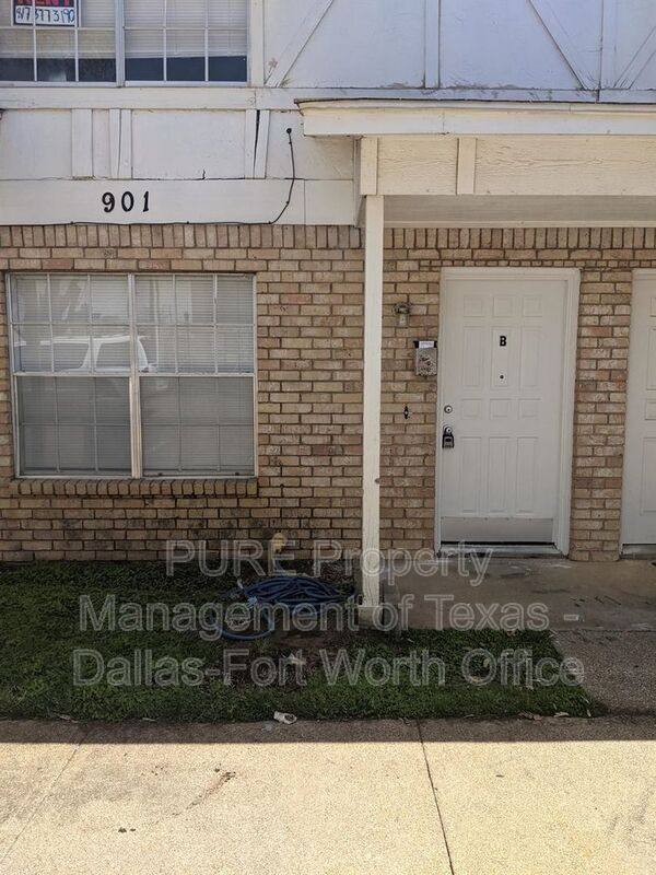 Townhouse for rent at 901 S Mesquite B, Arlington, TX 76010