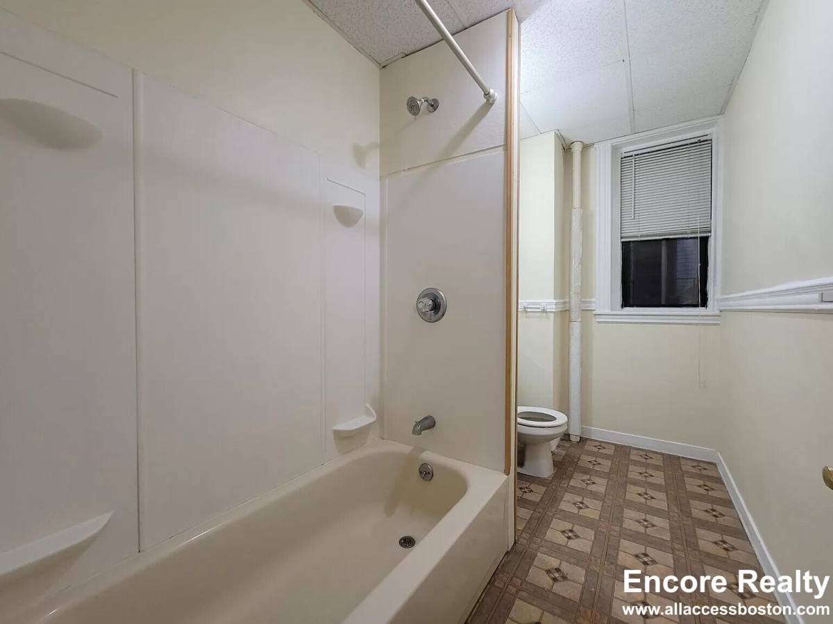 Apartment for rent at 364 Riverway #9, Boston, MA 02115