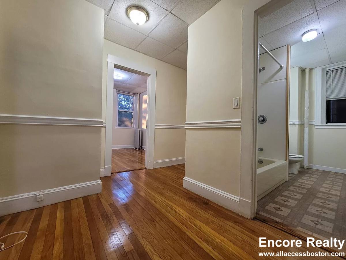 Apartment for rent at 364 Riverway #9, Boston, MA 02115