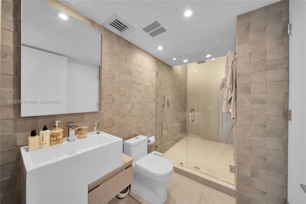 Condo for rent at 3610 Yacht Club Dr, Miami, FL 33180