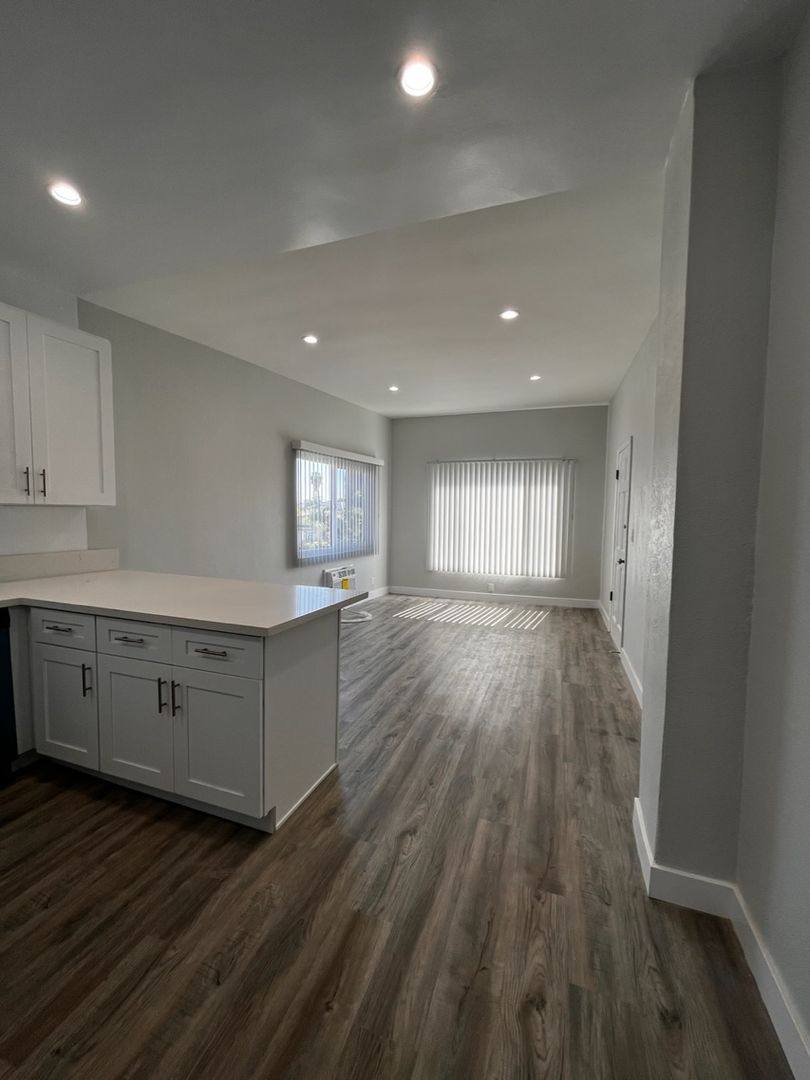 Apartment for rent at 4757-4761 San Vicente Blvd, Los Angeles, CA 90019
