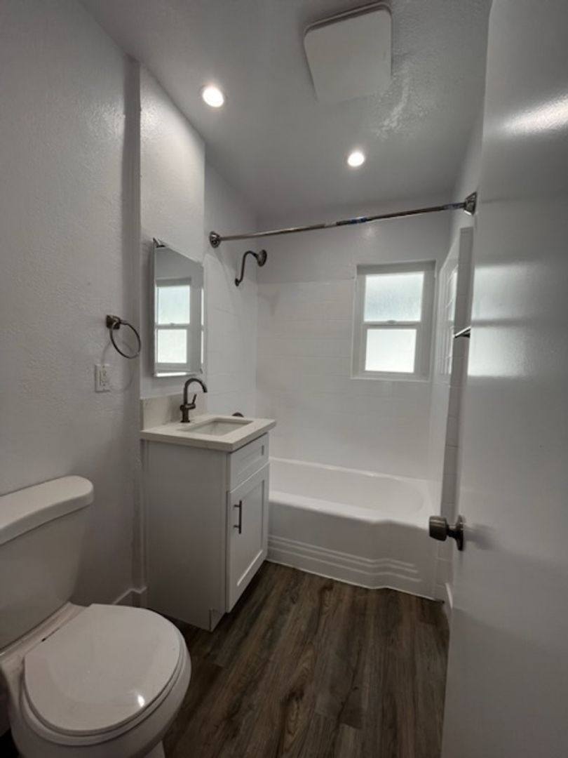Apartment for rent at 4757-4761 San Vicente Blvd, Los Angeles, CA 90019