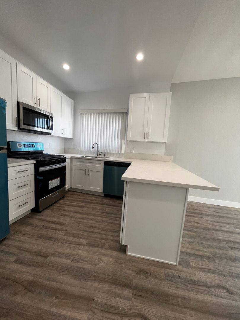 Apartment for rent at 4757-4761 San Vicente Blvd, Los Angeles, CA 90019