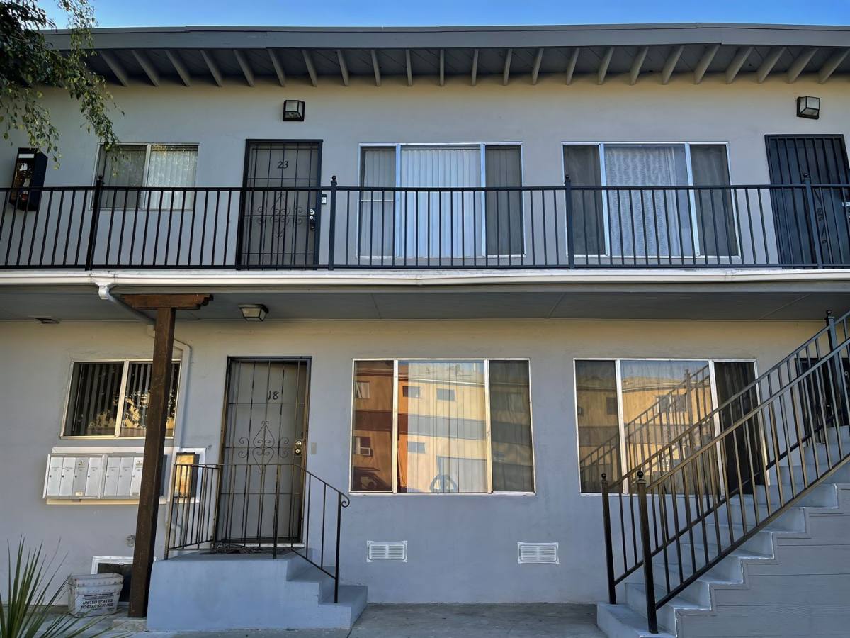 Apartment for rent at 4757-4761 San Vicente Blvd, Los Angeles, CA 90019