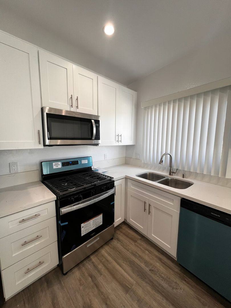 Apartment for rent at 4757-4761 San Vicente Blvd, Los Angeles, CA 90019