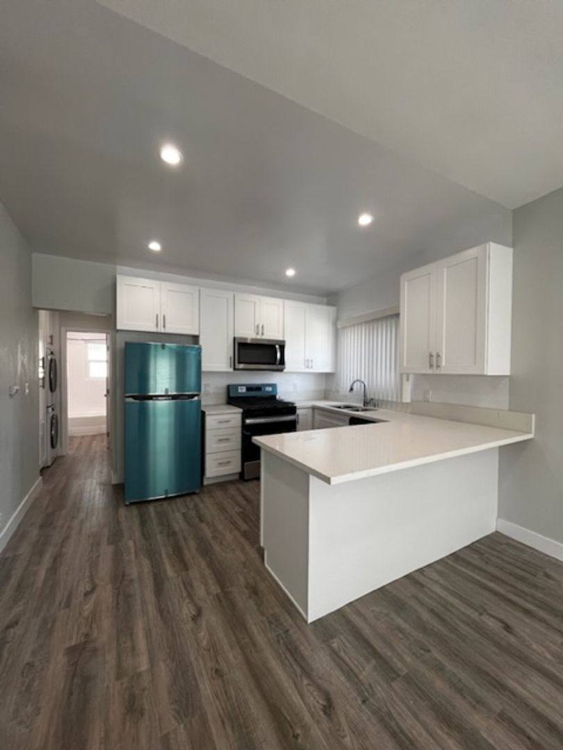 Apartment for rent at 4757-4761 San Vicente Blvd, Los Angeles, CA 90019