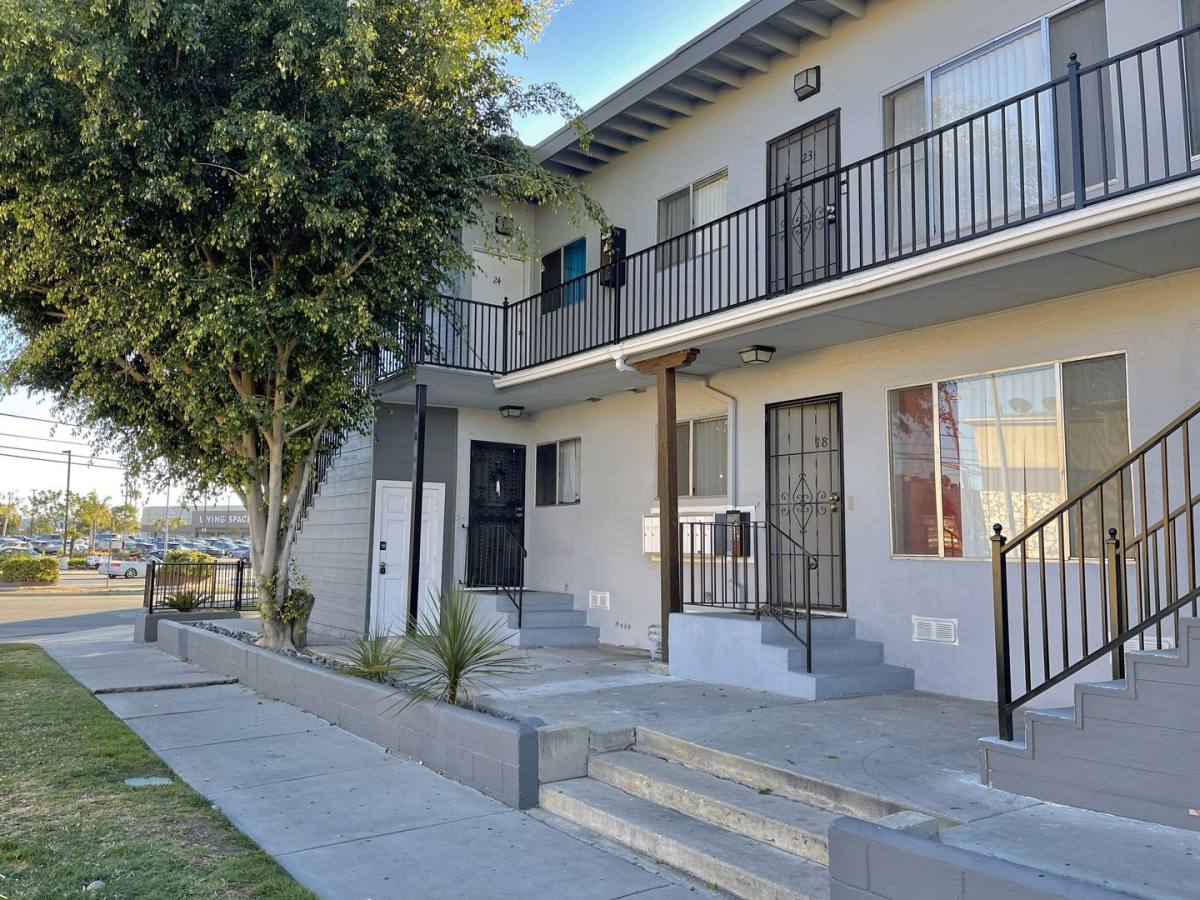 Apartment for rent at 4757-4761 San Vicente Blvd, Los Angeles, CA 90019
