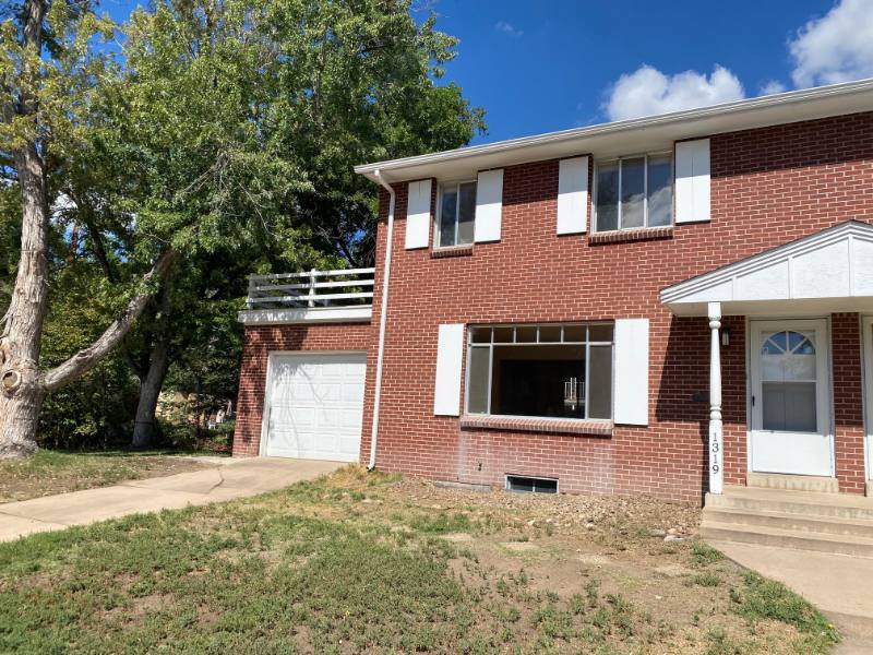 Townhouse for rent at 1319 W Berry Dr, Littleton, CO 80120