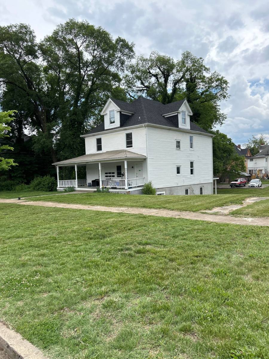 Apartment for rent at 1422 Patterson Ave SW, Roanoke, VA 24016