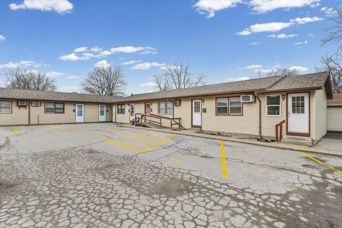 Apartment for rent at 618 S Mc Clun St, Bloomington, IL 61701