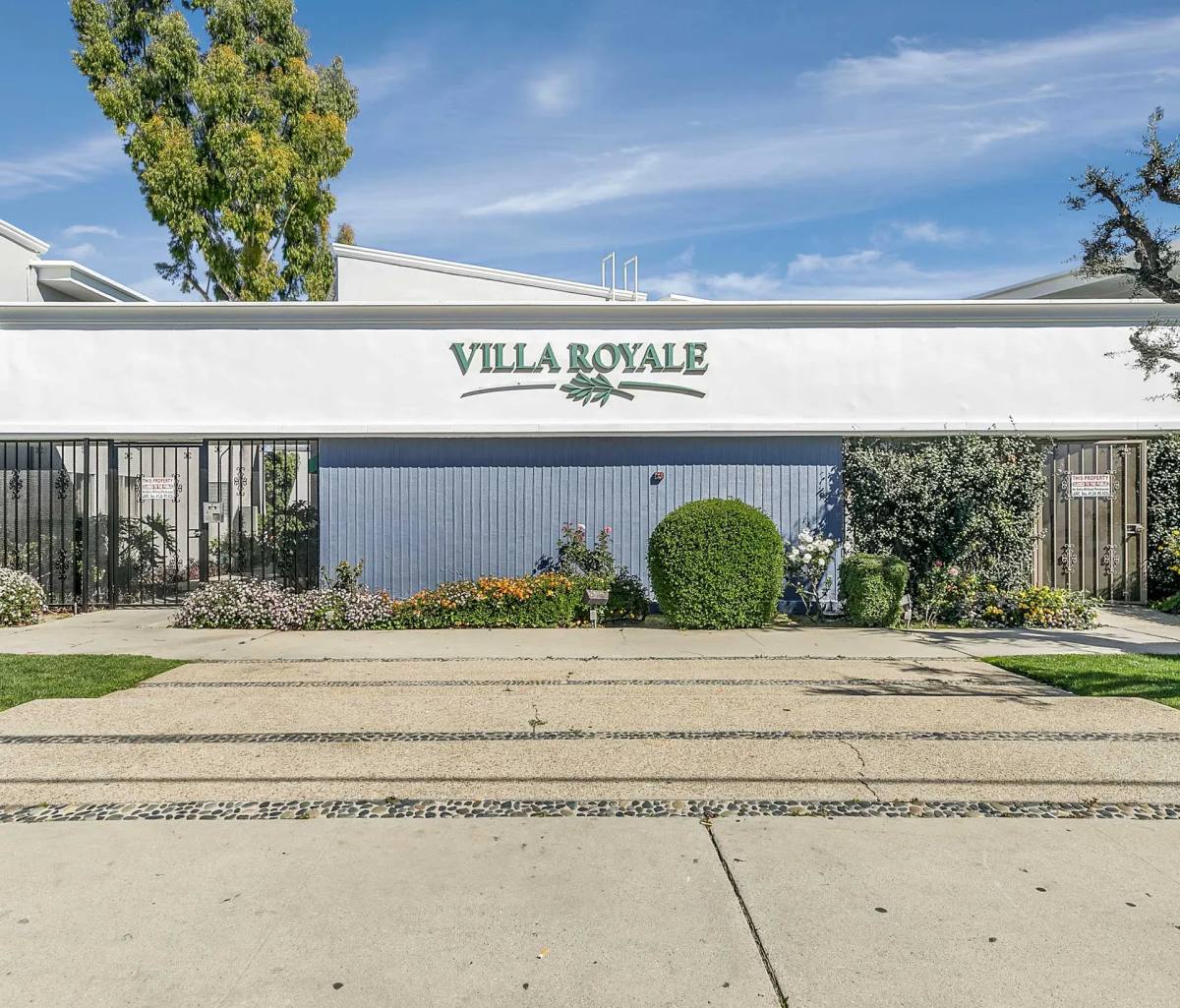 Apartment for rent at 18543 Clark St, Tarzana, CA 91356