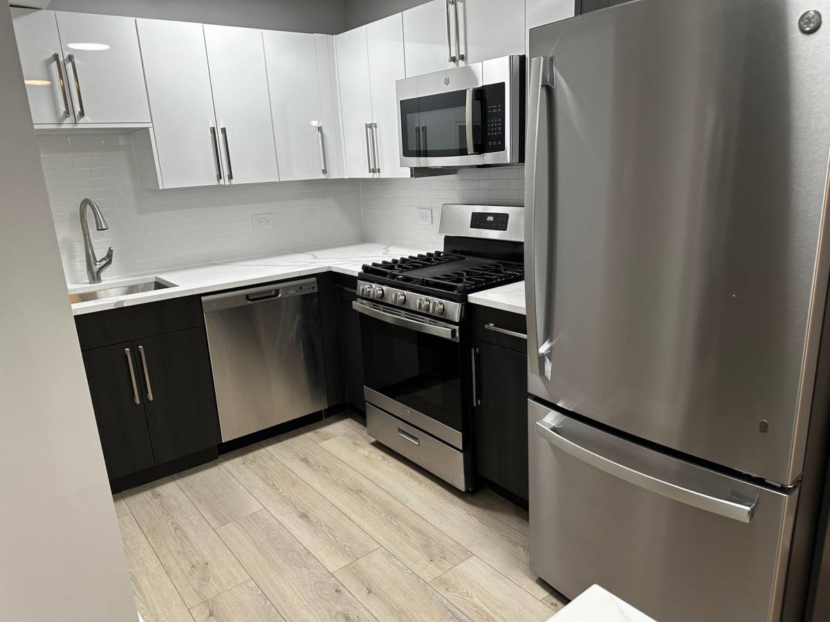 Apartment for rent at 7064 N Sheridan Rd, Chicago, IL 60626