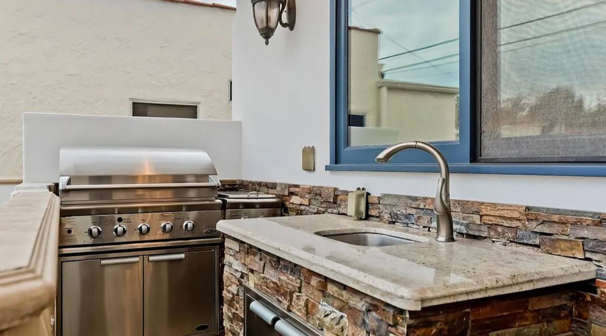 Condo for rent at 332 S Almont Dr, Beverly Hills, CA 90211