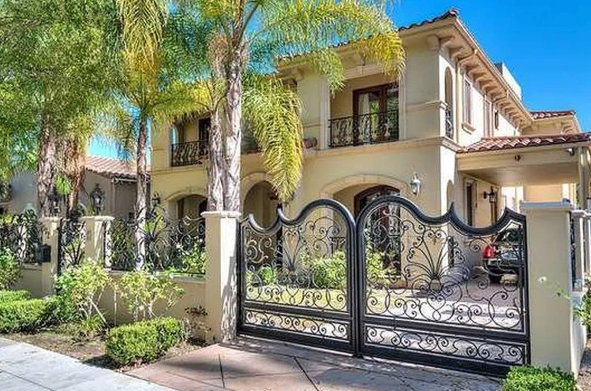 Condo for rent at 332 S Almont Dr, Beverly Hills, CA 90211